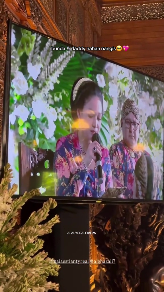 7 Potret siraman Al Ghazali jelang pernikahan, senyum tulus Maia saat sungkeman bikin haru