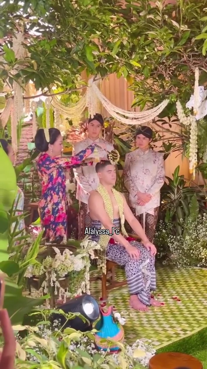 7 Potret siraman Al Ghazali jelang pernikahan, senyum tulus Maia saat sungkeman bikin haru