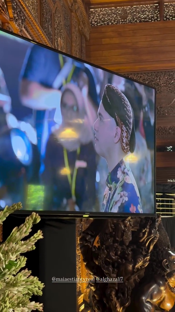 9 Potret momen Al Ghazali sungkem ke Maia Estianty jelang nikah, bikin terharu