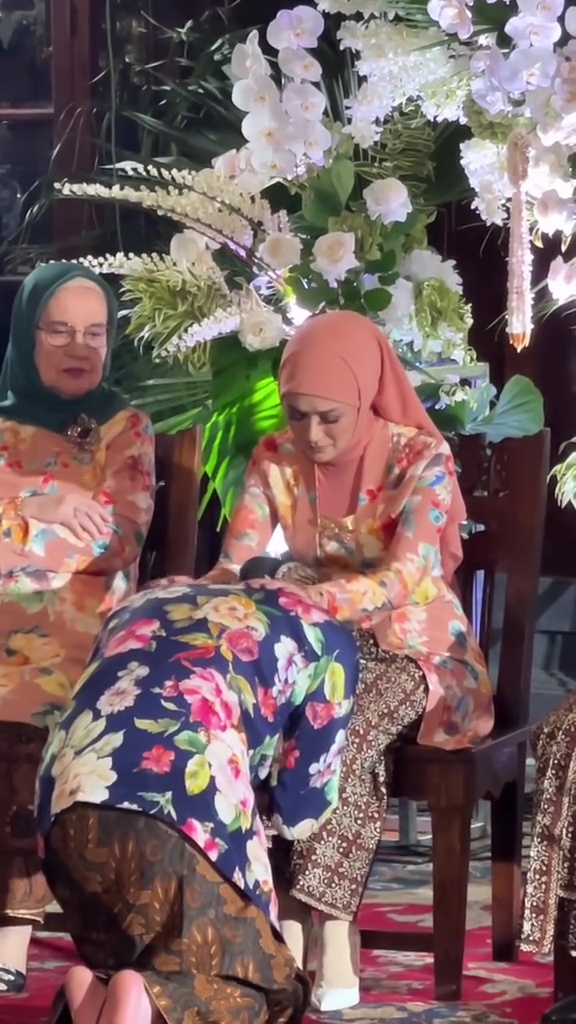 9 Potret momen Al Ghazali sungkem ke Maia Estianty jelang nikah, bikin terharu