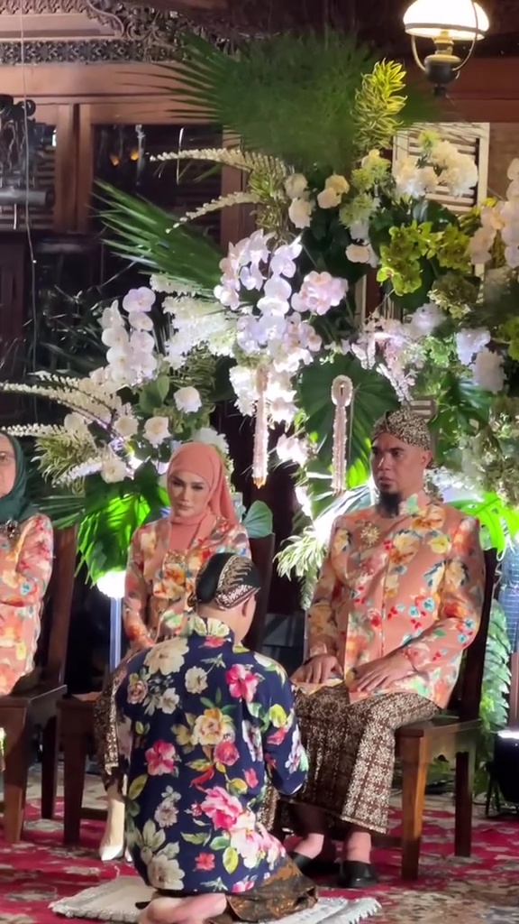 9 Potret momen Al Ghazali sungkem ke Maia Estianty jelang nikah, bikin terharu