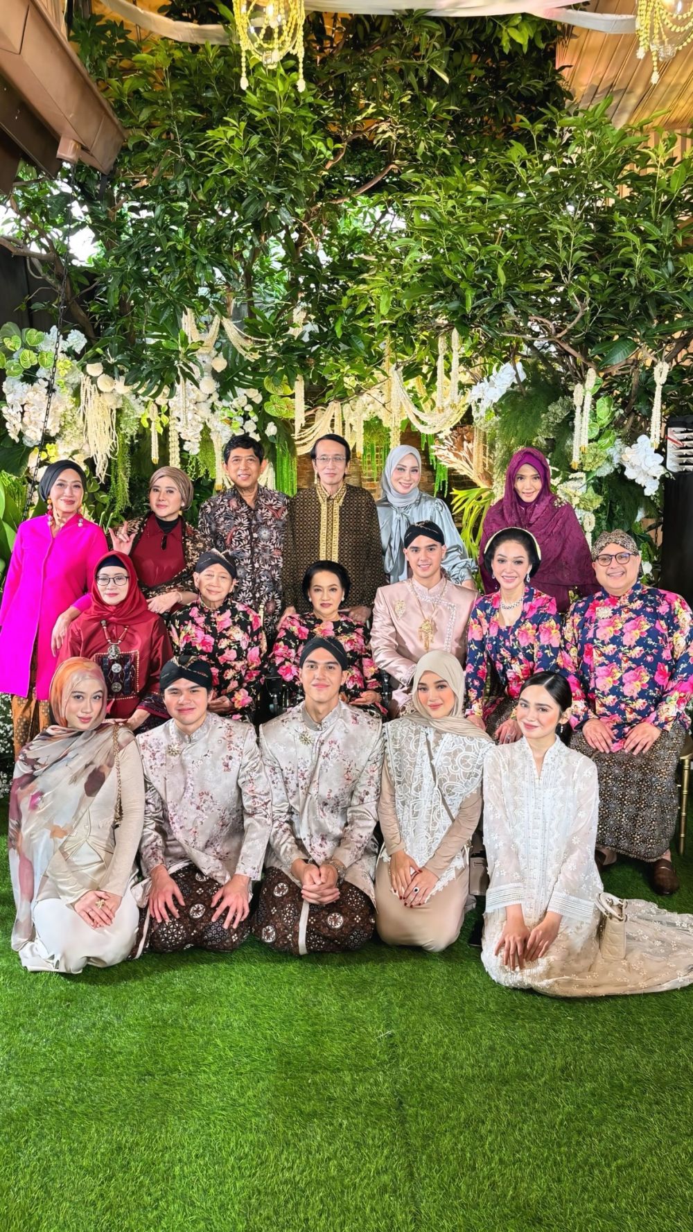 9 Potret momen Al Ghazali sungkem ke Maia Estianty jelang nikah, bikin terharu