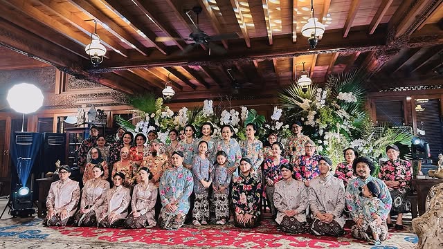 Jadi momen langka, ini 7 potret Maia Estianty duduk berdekatan dengan Mulan Jameela di siraman Al