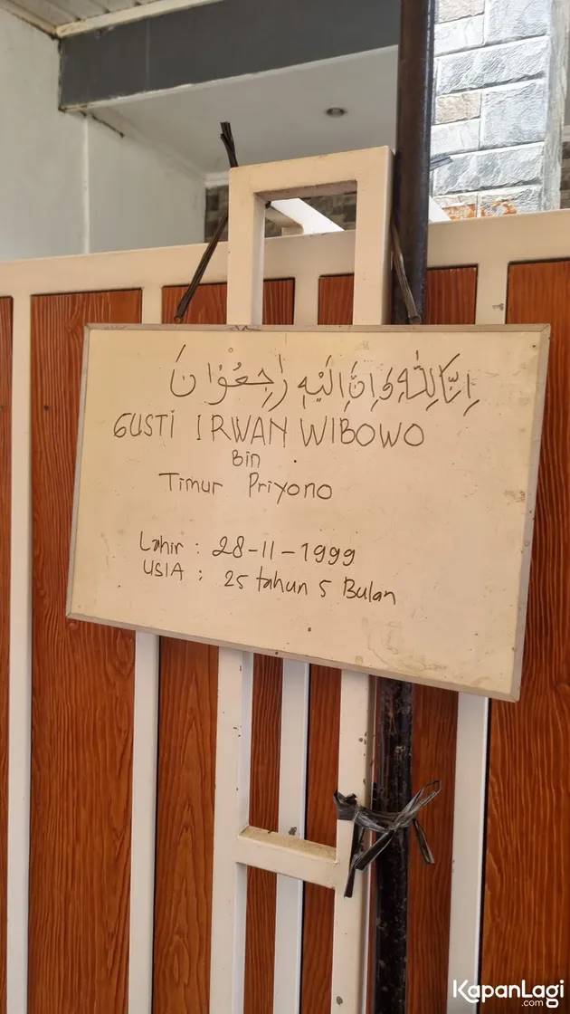 Suasana rumah duka Gustiwiw produser musik sekaligus musisi Indonesia, beberapa pelayat sudah tampak