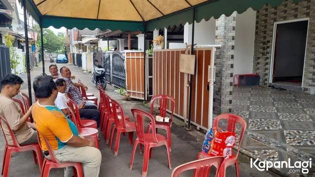 Suasana rumah duka Gustiwiw produser musik sekaligus musisi Indonesia, beberapa pelayat sudah tampak