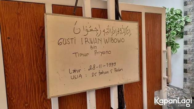 Suasana rumah duka Gustiwiw produser musik sekaligus musisi Indonesia, beberapa pelayat sudah tampak