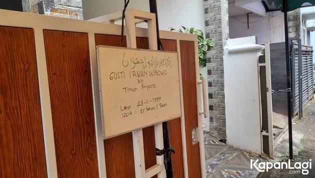 Suasana rumah duka Gustiwiw produser musik sekaligus musisi Indonesia, beberapa pelayat sudah tampak