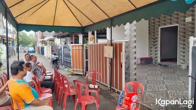 Suasana rumah duka Gustiwiw produser musik sekaligus musisi Indonesia, beberapa pelayat sudah tampak
