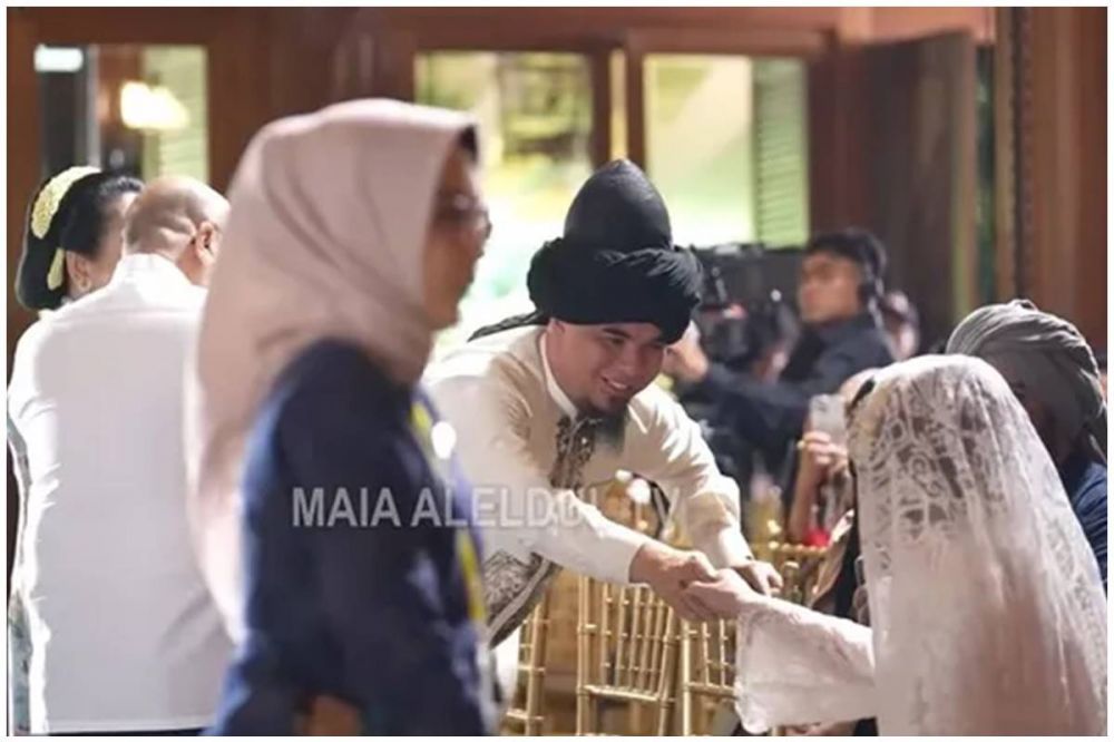 Momen Maia Estianty dan Mulan Jameela bersalaman di siraman Al Ghazali, saling lempar senyum