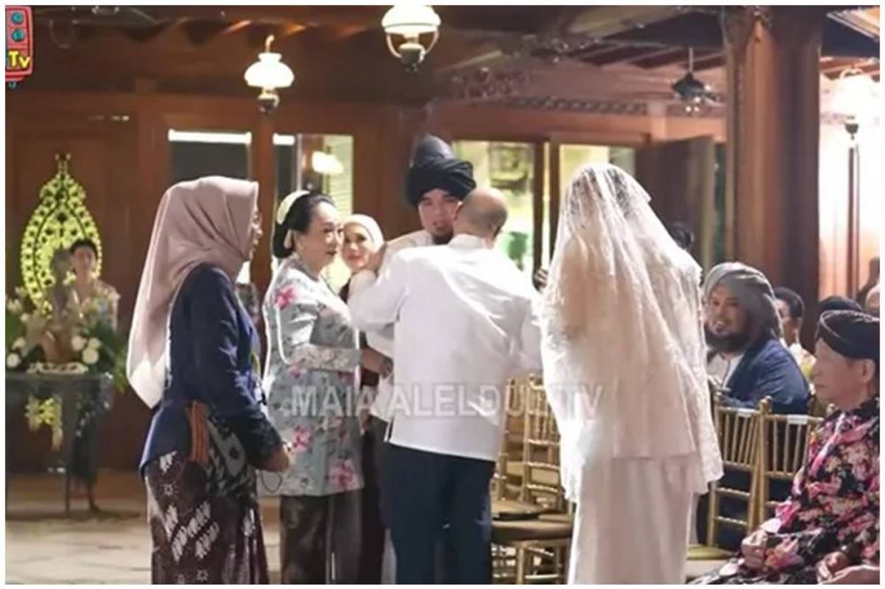 Momen Maia Estianty dan Mulan Jameela bersalaman di siraman Al Ghazali, saling lempar senyum
