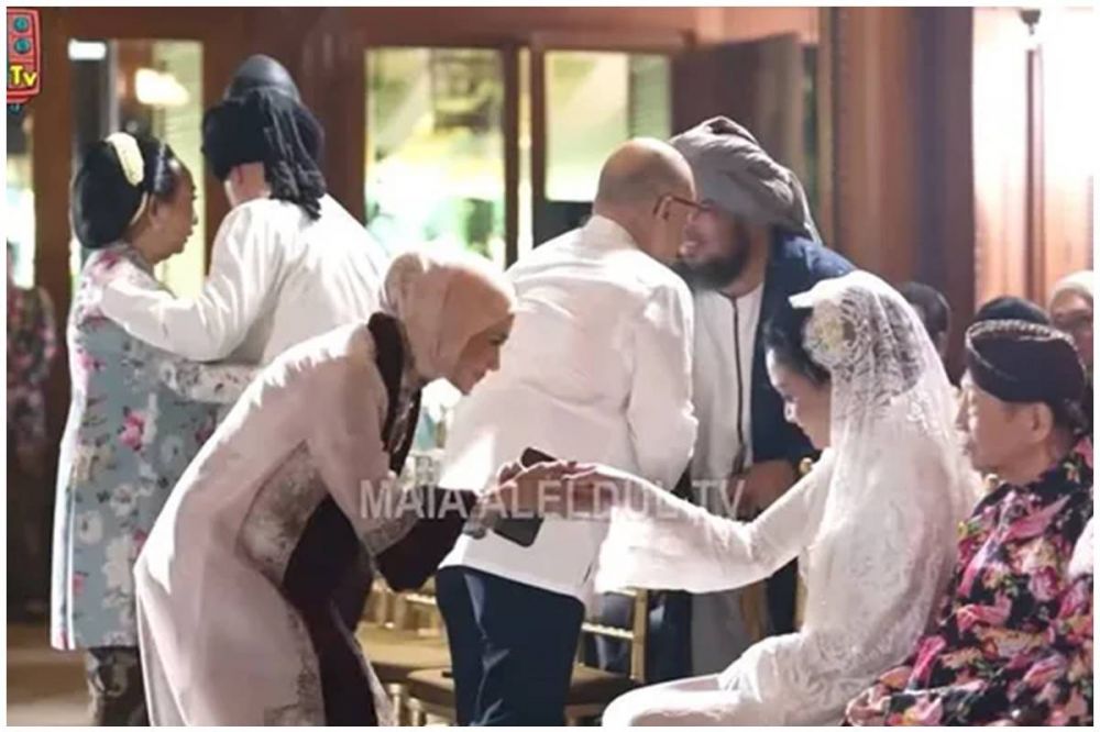 Momen Maia Estianty dan Mulan Jameela bersalaman di siraman Al Ghazali, saling lempar senyum