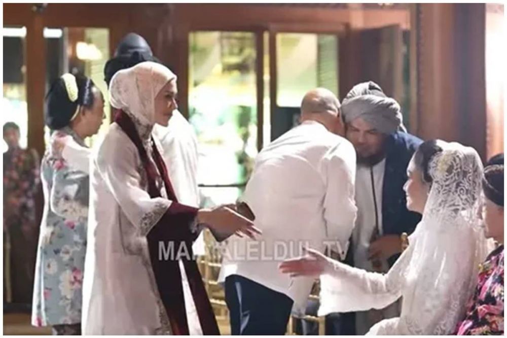 Momen Maia Estianty dan Mulan Jameela bersalaman di siraman Al Ghazali, saling lempar senyum