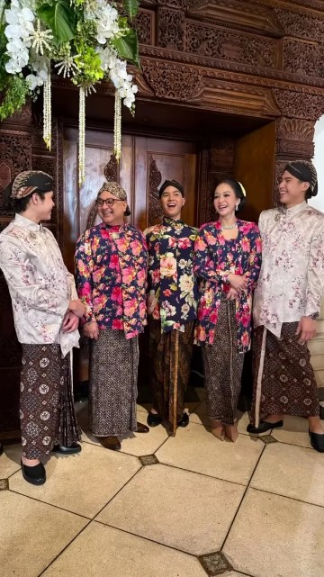 Aura ibu hajatnya keluar, ini 9 potret Maia Estianty di pengajian dan siraman Al Ghazali