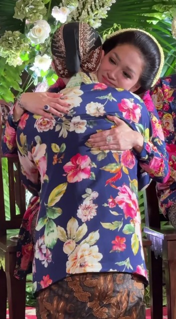 Aura ibu hajatnya keluar, ini 9 potret Maia Estianty di pengajian dan siraman Al Ghazali