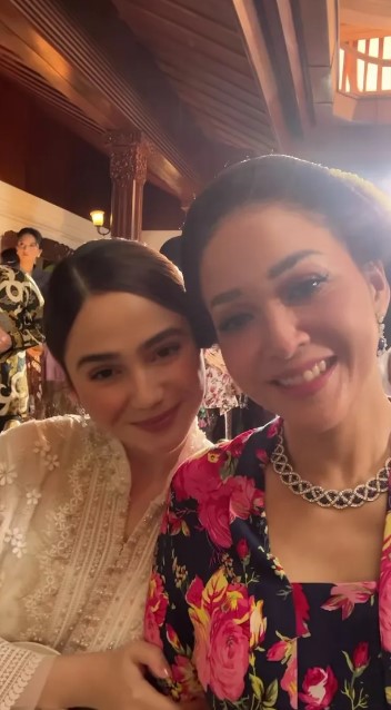 Aura ibu hajatnya keluar, ini 9 potret Maia Estianty di pengajian dan siraman Al Ghazali