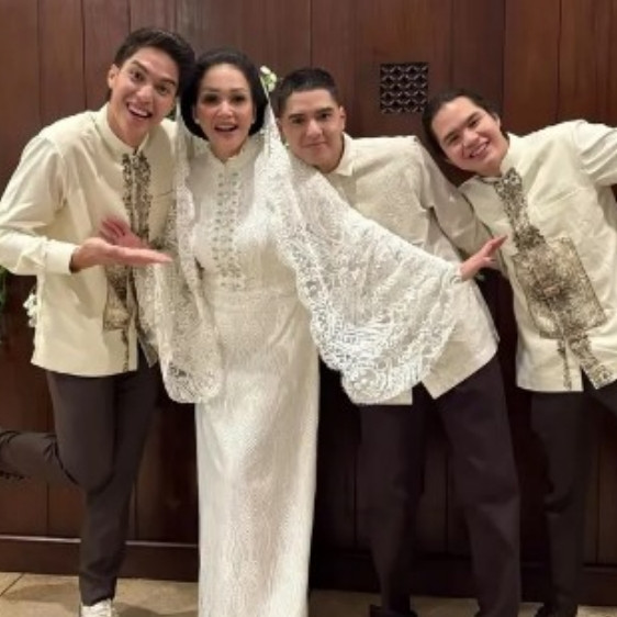 Aura ibu hajatnya keluar, ini 9 potret Maia Estianty di pengajian dan siraman Al Ghazali