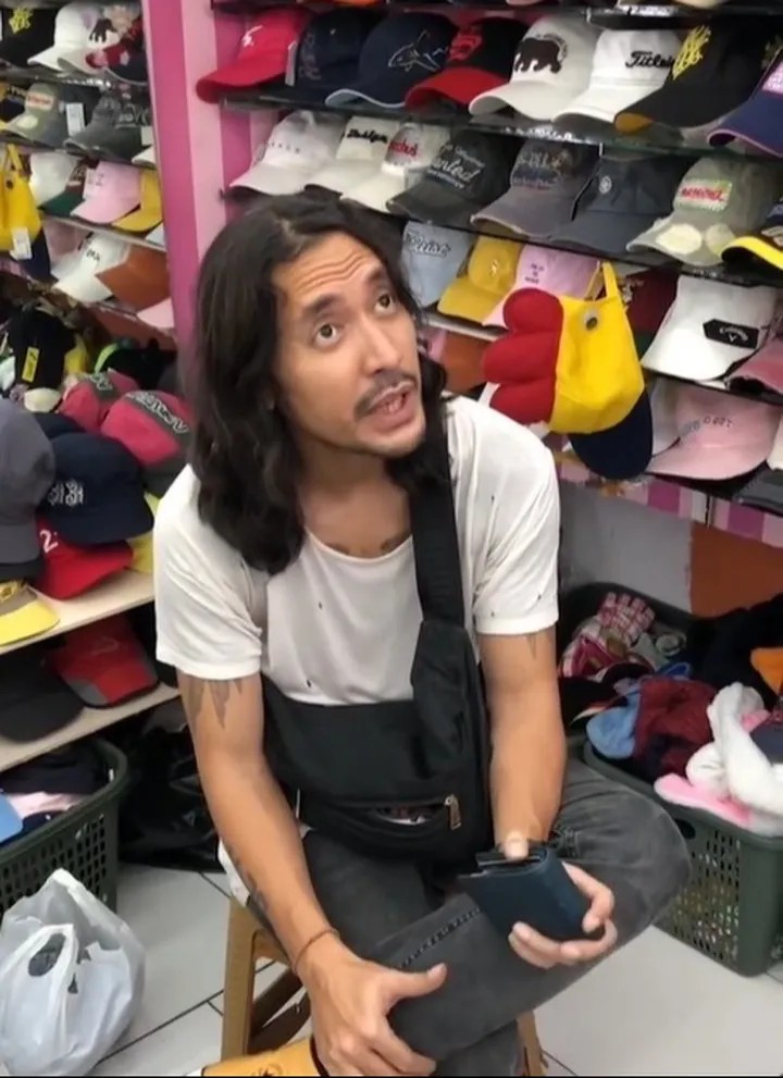 5 Potret Ello tak gengsi belanja baju bekas untuk dipakai manggung, percaya diri berkaos oblong bolong