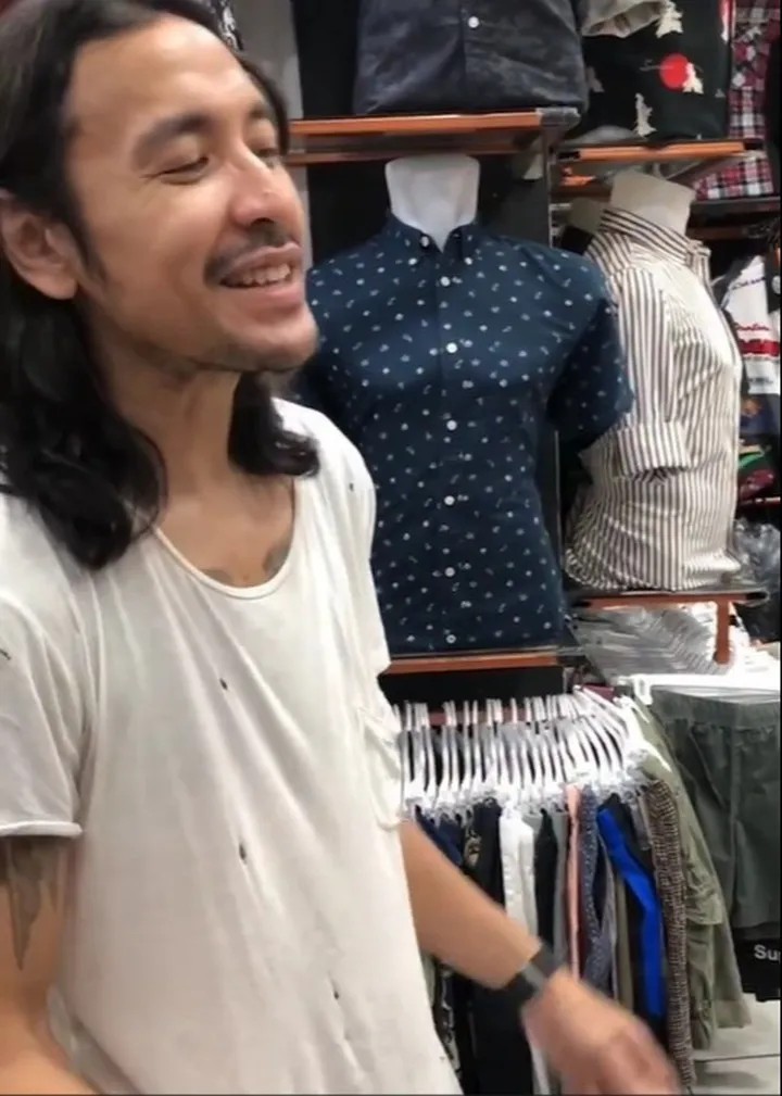 5 Potret Ello tak gengsi belanja baju bekas untuk dipakai manggung, percaya diri berkaos oblong bolong