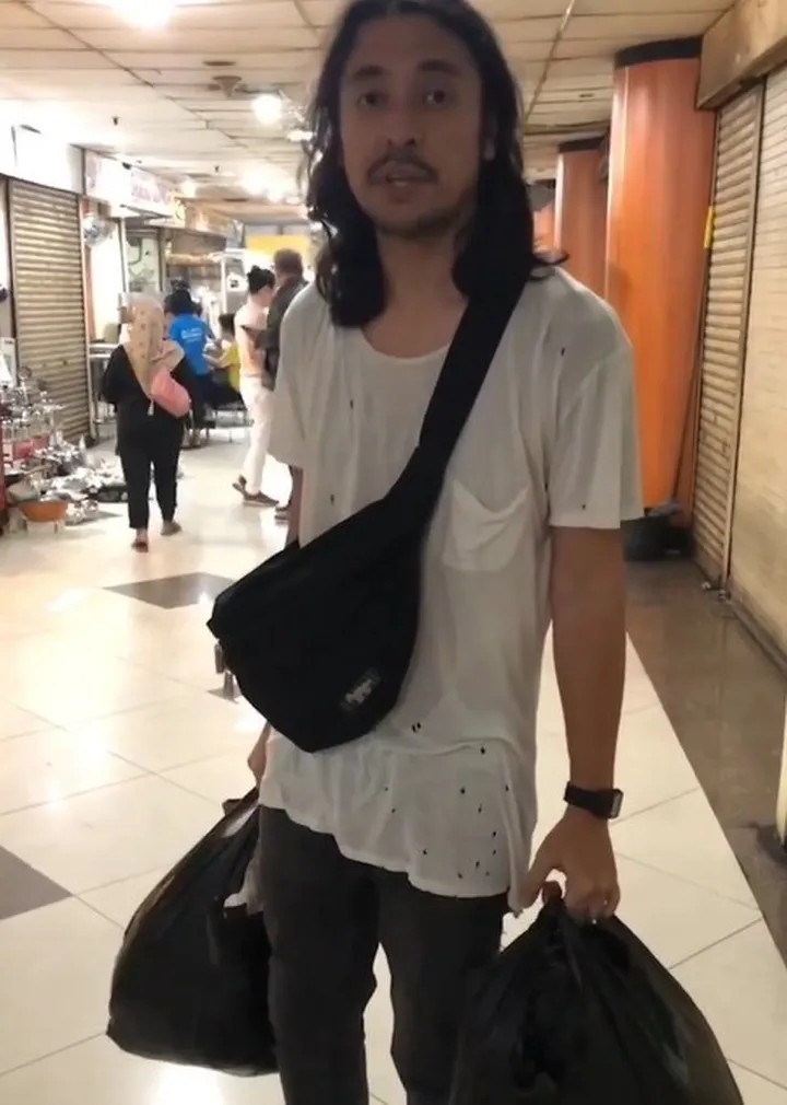 5 Potret Ello tak gengsi belanja baju bekas untuk dipakai manggung, percaya diri berkaos oblong bolong