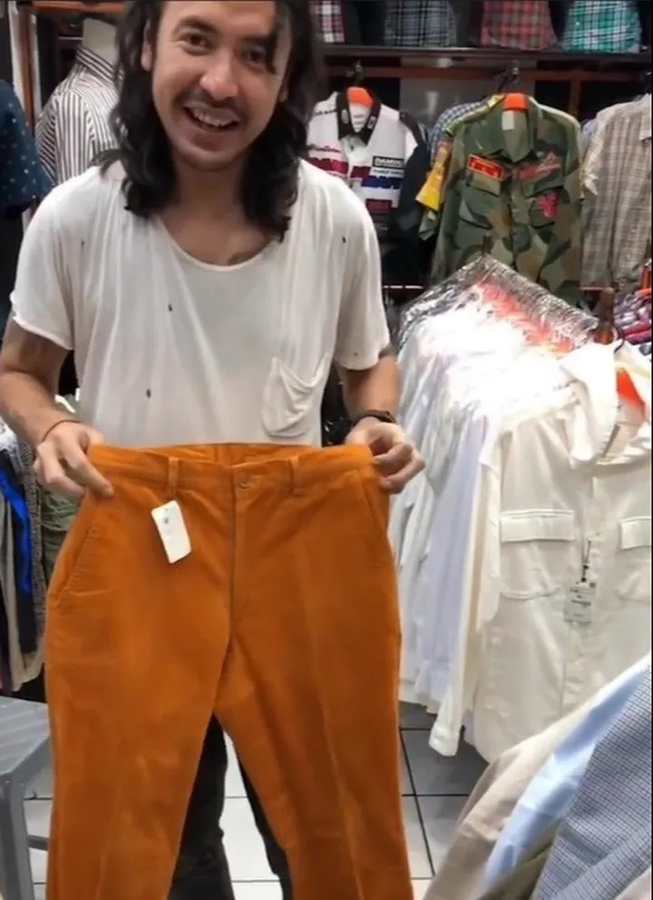 5 Potret Ello tak gengsi belanja baju bekas untuk dipakai manggung, percaya diri berkaos oblong bolong