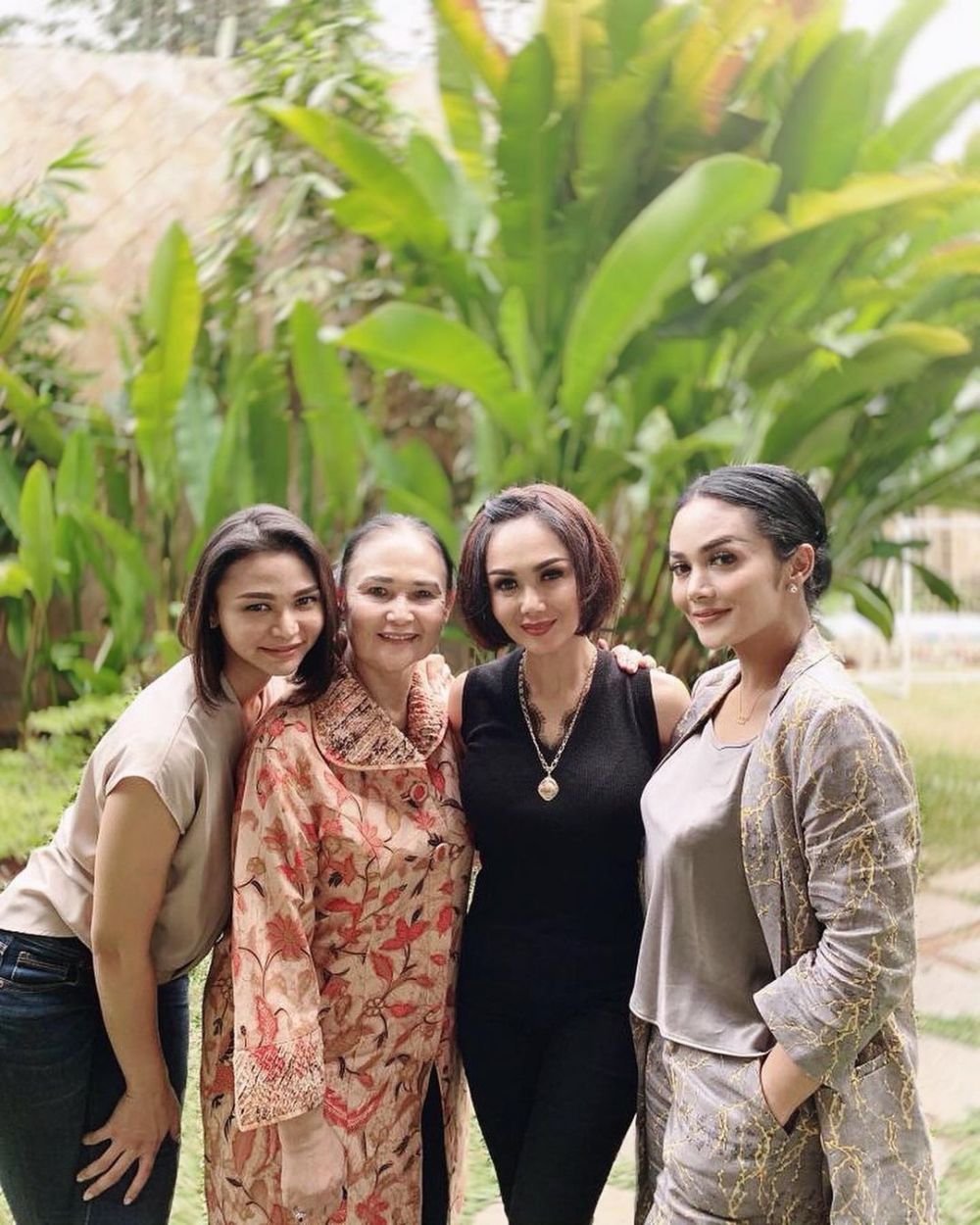 Wanita cantik imut berkebaya ini ternyata ibu dua diva, 11 potret kompaknya sama anak dulu hingga kini