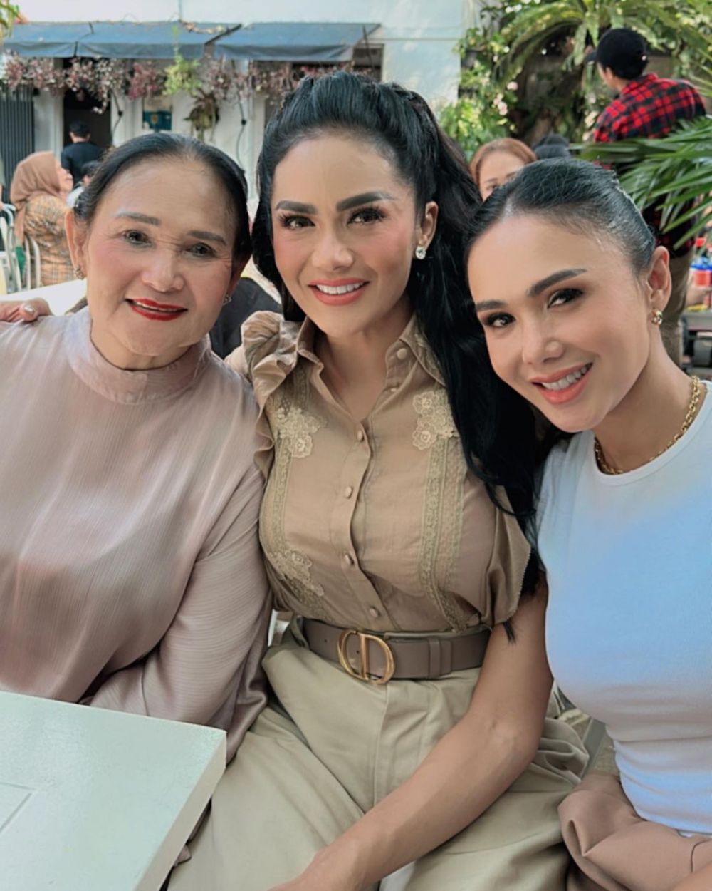 Wanita cantik imut berkebaya ini ternyata ibu dua diva, 11 potret kompaknya sama anak dulu hingga kini