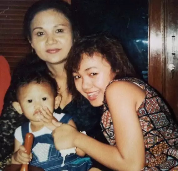 Wanita cantik imut berkebaya ini ternyata ibu dua diva, 11 potret kompaknya sama anak dulu hingga kini