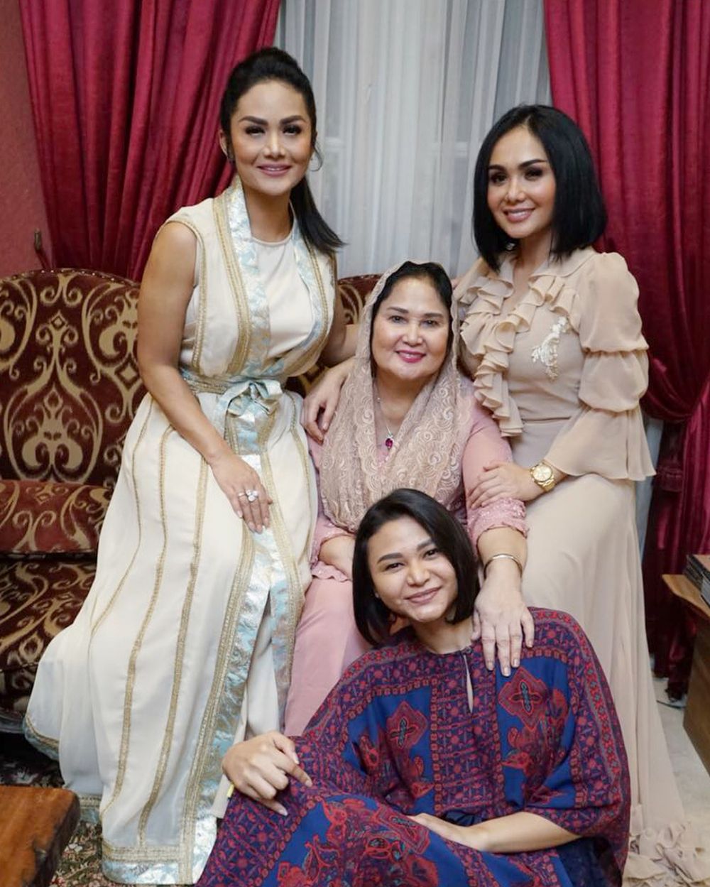 Wanita cantik imut berkebaya ini ternyata ibu dua diva, 11 potret kompaknya sama anak dulu hingga kini