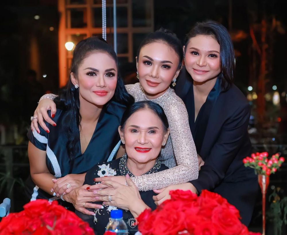 Wanita cantik imut berkebaya ini ternyata ibu dua diva, 11 potret kompaknya sama anak dulu hingga kini