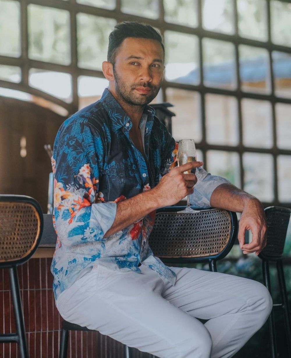 Aktor sinetron kawakan ini pernah ganti nama demi selamatkan mental, begini 11 potret terbarunya