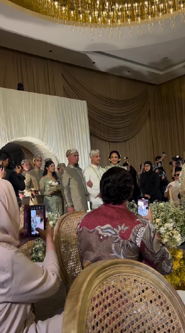 5 Potret Maia Estianty dan Ahmad Dhani antar Al Ghazali ke pelaminan, kesampingkan konflik demi anak