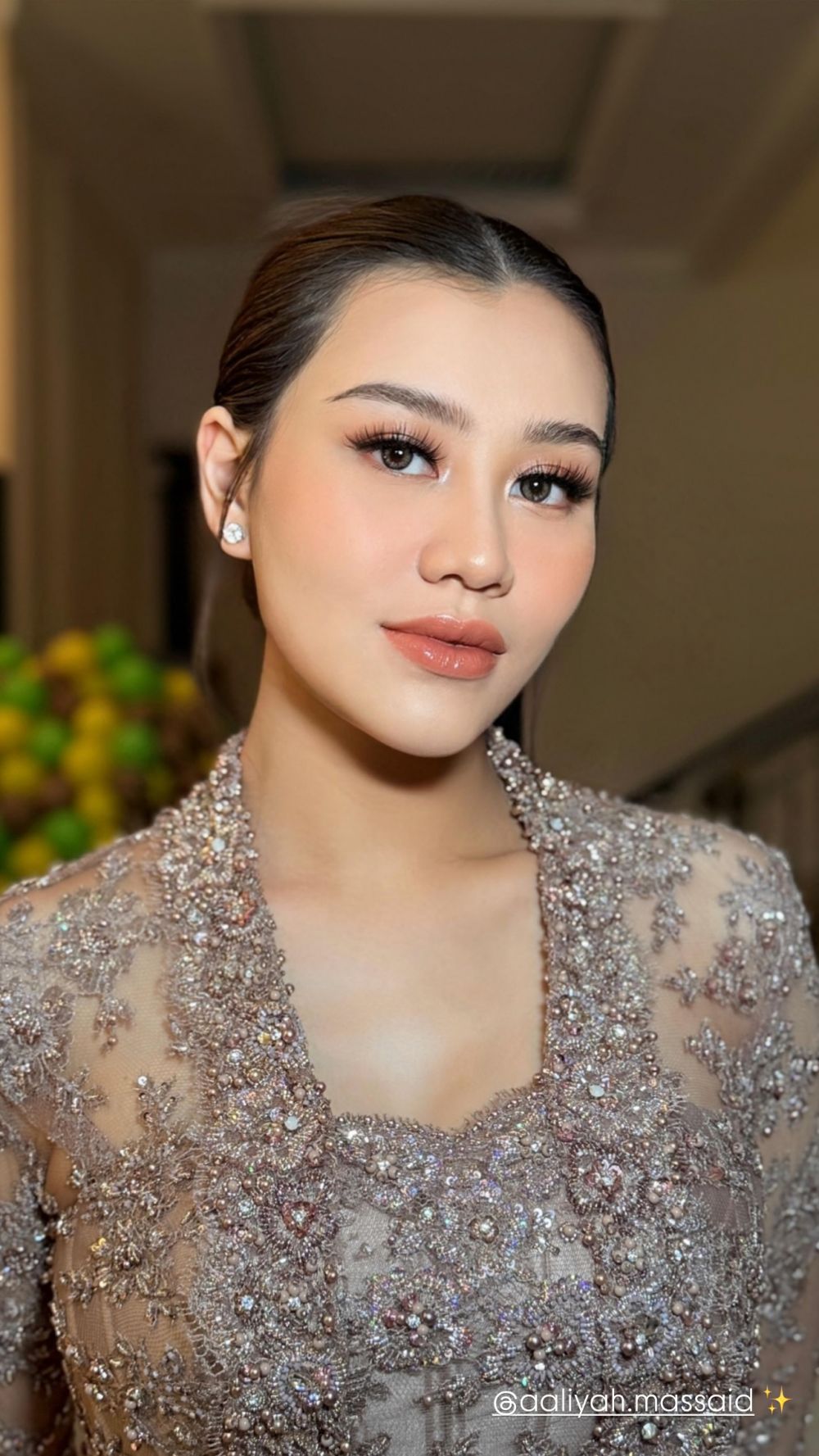 Baru tidur 2 jam, intip detail makeup Aaliyah Massaid saat hadiri nikahan Al Ghazali