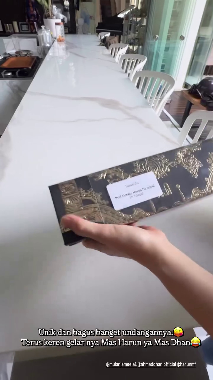 7 Potret desain undangan ngunduh mantu Al Ghazali dan Alyssa Daguise, pakai box mewah detail emboss