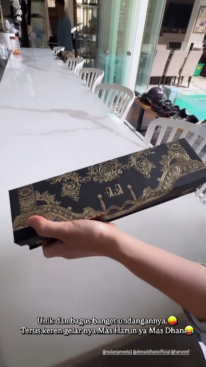 7 Potret desain undangan ngunduh mantu Al Ghazali dan Alyssa Daguise, pakai box mewah detail emboss