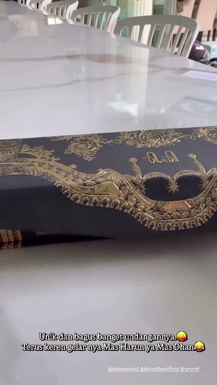 7 Potret desain undangan ngunduh mantu Al Ghazali dan Alyssa Daguise, pakai box mewah detail emboss