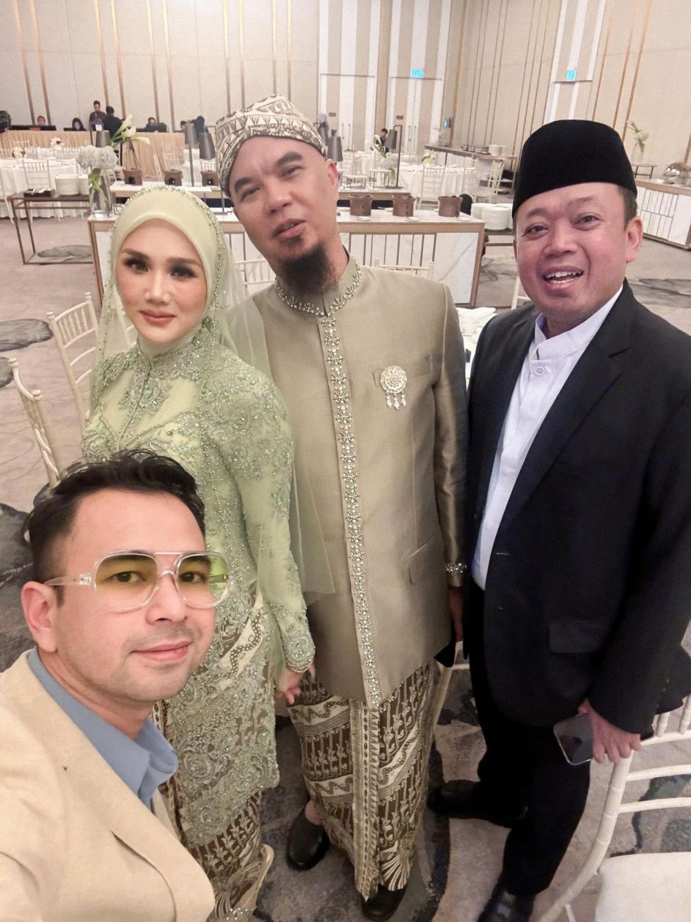 7 Potret Mulan Jameela di acara akad nikah Al Ghazali, warna bajunya mirip dengan Maia Estianty