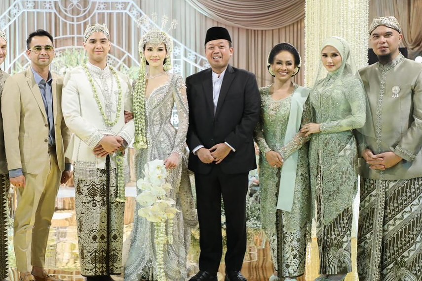 7 Potret Mulan Jameela di acara akad nikah Al Ghazali, warna bajunya mirip dengan Maia Estianty