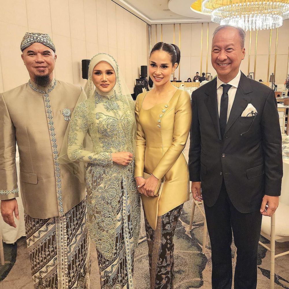 7 Potret Mulan Jameela di acara akad nikah Al Ghazali, warna bajunya mirip dengan Maia Estianty