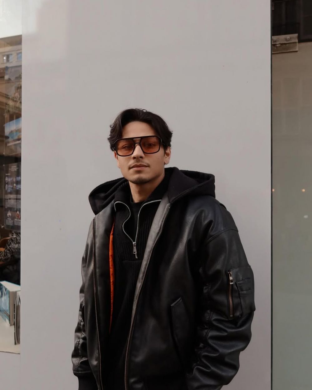 Bukan ayah tapi adik yang jadi wali nikah, 9 potret Andhika Daguise yang berprofesi selebgram