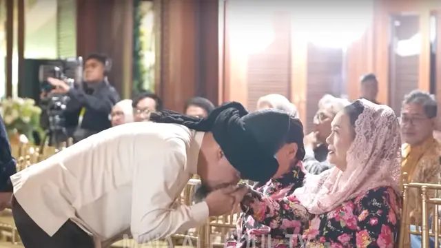 Momen mengharukan Ahmad Dhani menangis saat siraman Al Ghazali diungkap Ustaz Derry Sulaiman