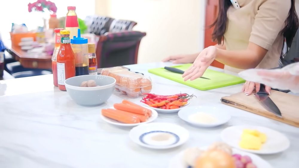 Segaris dengan ruang TV, begini 8 cara Ranty Maria menata dapur penuh perabotan