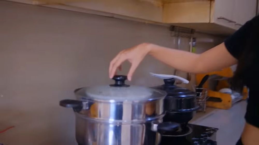 Segaris dengan ruang TV, begini 8 cara Ranty Maria menata dapur penuh perabotan