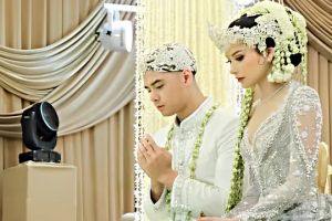 8 Potret detail gaya Alyssa Daguise pakai kebaya Sunda saat akad nikah, pesonanya bikin pangling 