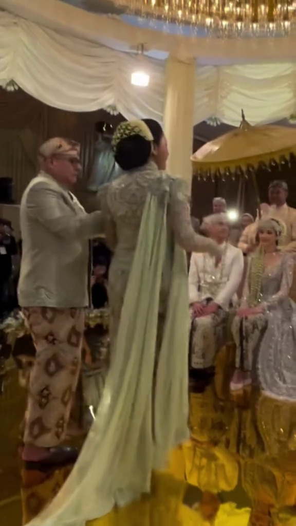 7 Potret Irwan Mussry dan Maia Estianty jalani saweran di pernikahan Al, nominal uang bikin penasaran