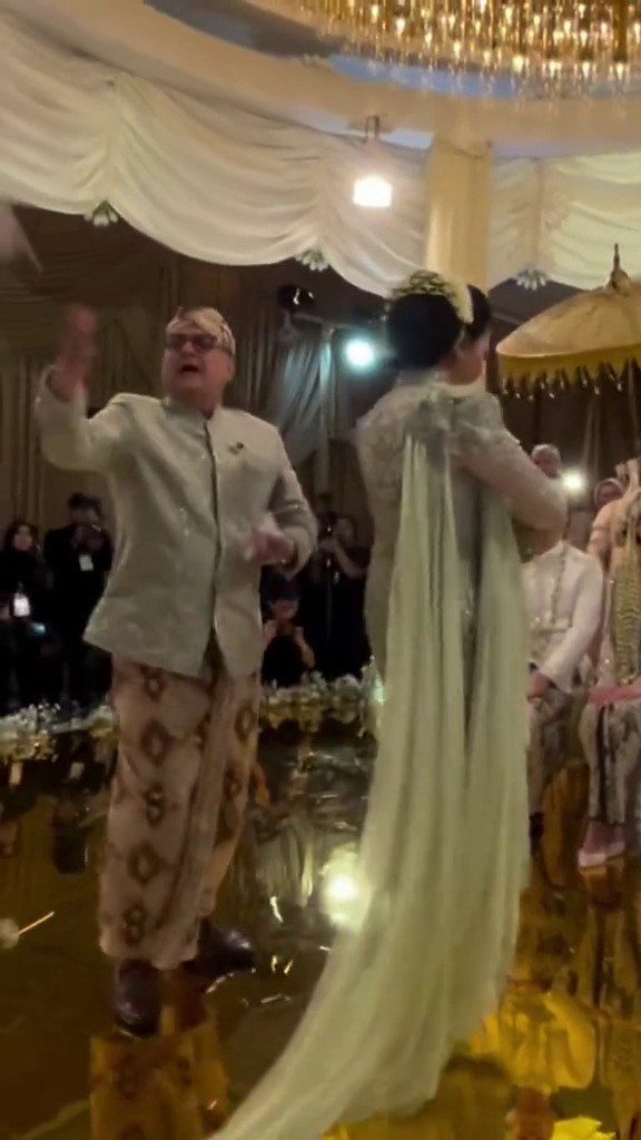 7 Potret Irwan Mussry dan Maia Estianty jalani saweran di pernikahan Al, nominal uang bikin penasaran