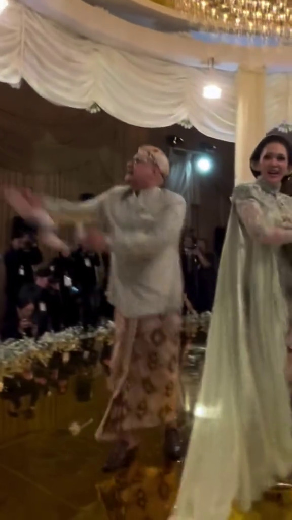 7 Potret Irwan Mussry dan Maia Estianty jalani saweran di pernikahan Al, nominal uang bikin penasaran