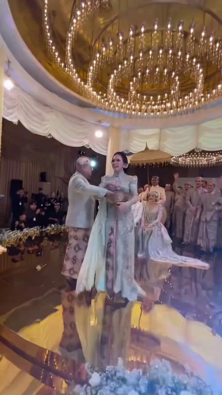 7 Potret Irwan Mussry dan Maia Estianty jalani saweran di pernikahan Al, nominal uang bikin penasaran