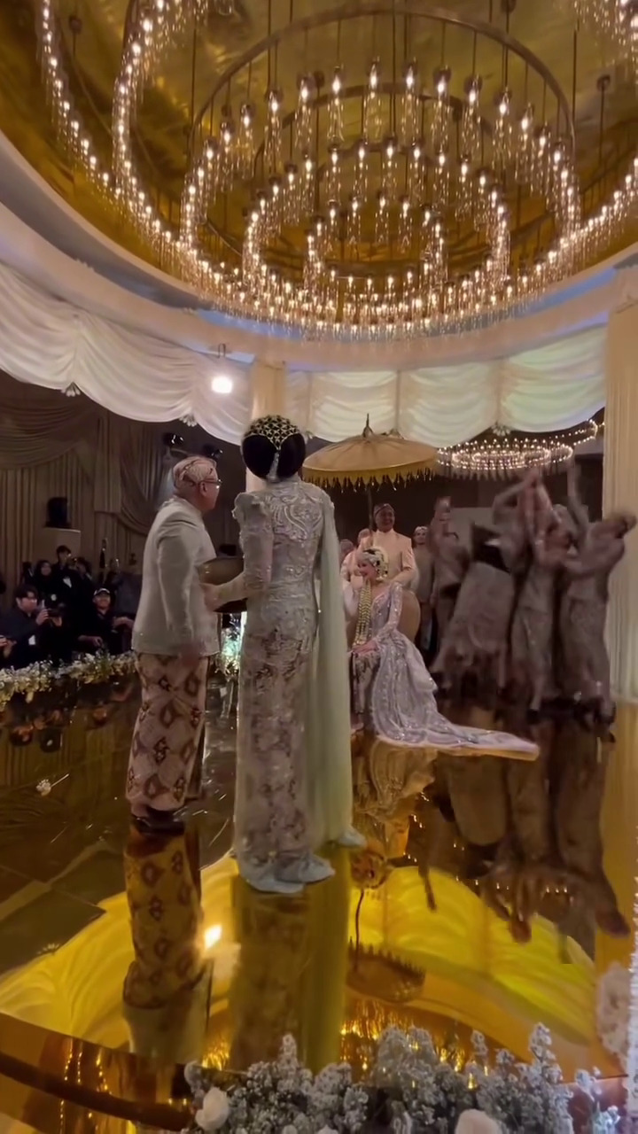 7 Potret Irwan Mussry dan Maia Estianty jalani saweran di pernikahan Al, nominal uang bikin penasaran