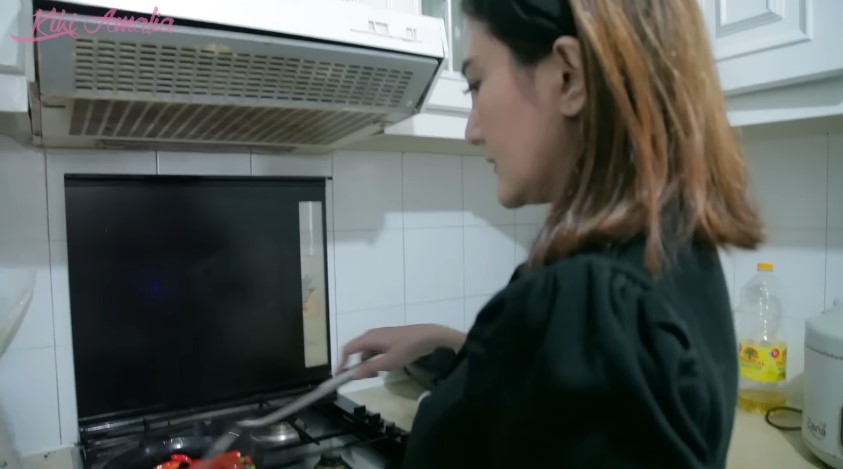 Diperistri pengusaha batu bara, intip 6 cara Kiki Amalia rapikan dapur mungil minim perabot
