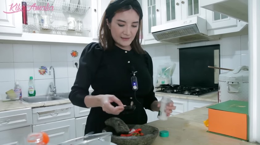 Diperistri pengusaha batu bara, intip 6 cara Kiki Amalia rapikan dapur mungil minim perabot
